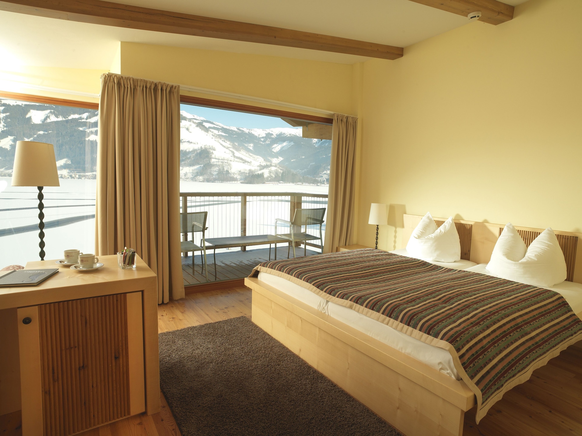 高级双人间或双床间，阳台，湖景 （Seeparadies）