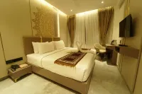 Yuvraj Le: Royale