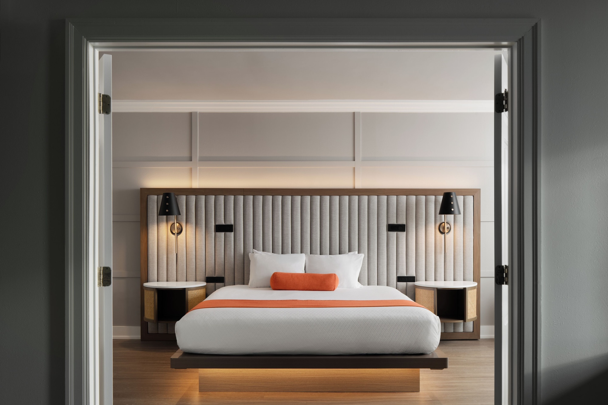 初级套房带角落阳台城市景观，1张特大床