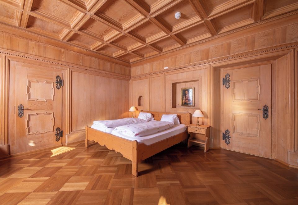 带阳台的小型套房