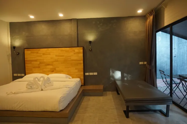 ห้องเตียงใหญ่ พร้อมวิวสวน