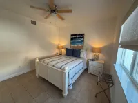 Chic 2-bedroom condo in brilliant Bimini Bay, steps from the Beach, WiFi, AC โรงแรมใน