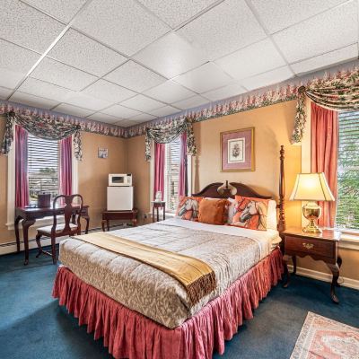 Superior Queen Room Waynebrook Inn Promo Code