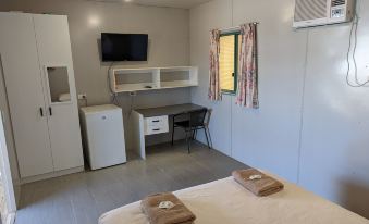Stork RD Budget Rooms - Private Rooms with Shared Bathrooms Access to Pool