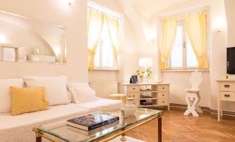 Bright and Charming Apt. in The Heart of Old Town
