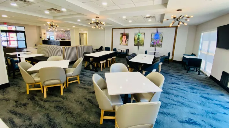 La Quinta Inn & Suites by Wyndham Mt. Laurel - Philadelphia Dining/Restaurant