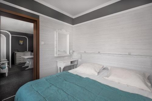 Boryana Hotel One-Bedroom Suite With Balcony