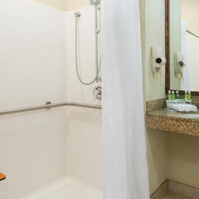 Accessible Two Queen Suite with Tub