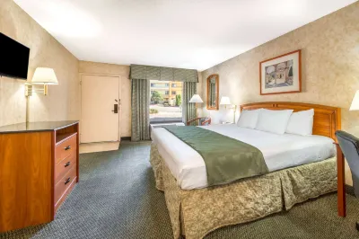 Days Inn & Suites by Wyndham Albuquerque North Hotel a 