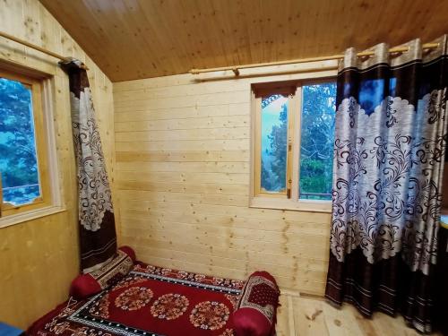 带山景的双人间