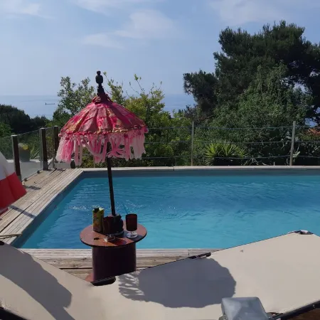 Top of villa, terraces, swimming pool at Mont St Clair, pétanque court with sea view Отели в г. Сет
