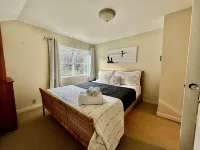 Stunning views, 6-Bedroom Farmhouse with beach access and mooring Hoteles en Eastsound