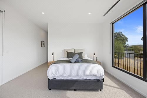 Tanderra - Pool - Sleeps 12 Six-Bedroom House