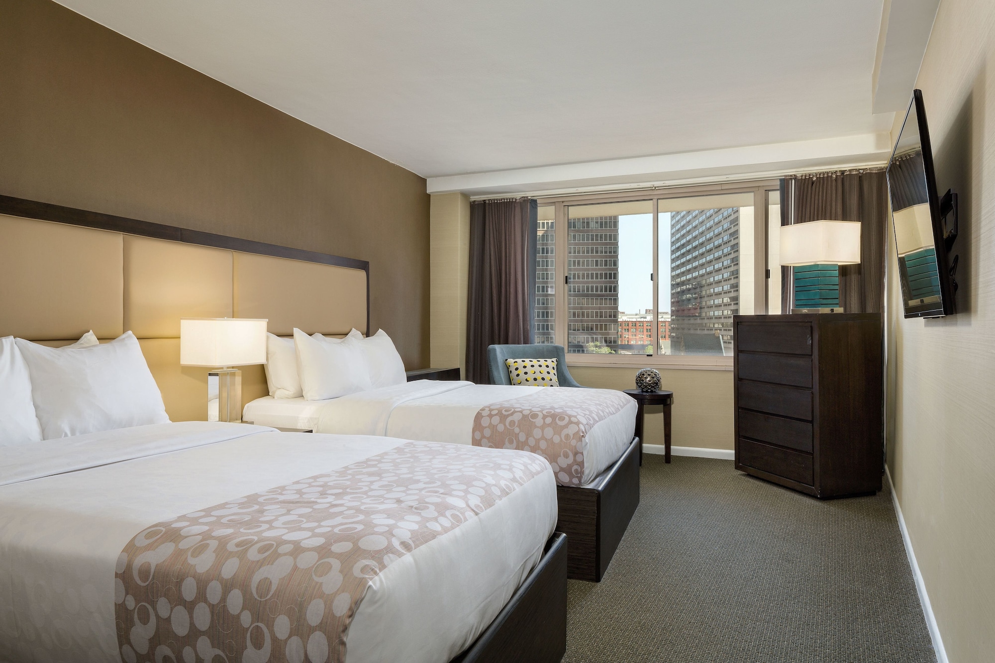 开间套房， 2 张双人床