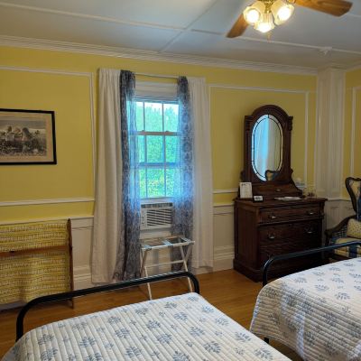 Comfort Room, Shared Bathroom (Country Sunshine) Harbour House Inn Promo Code