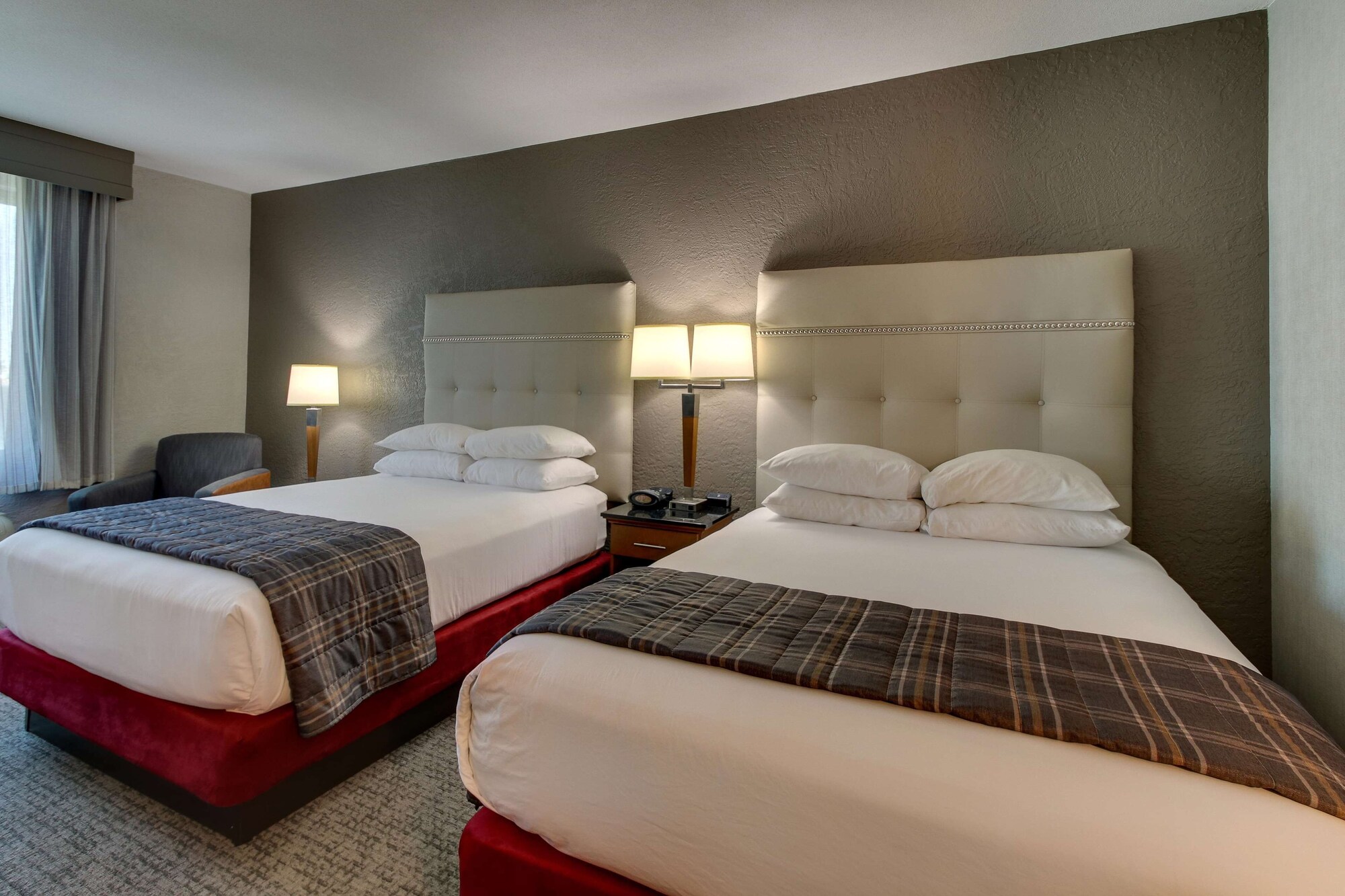 豪华客房， 2 张大床， 冰箱和微波炉