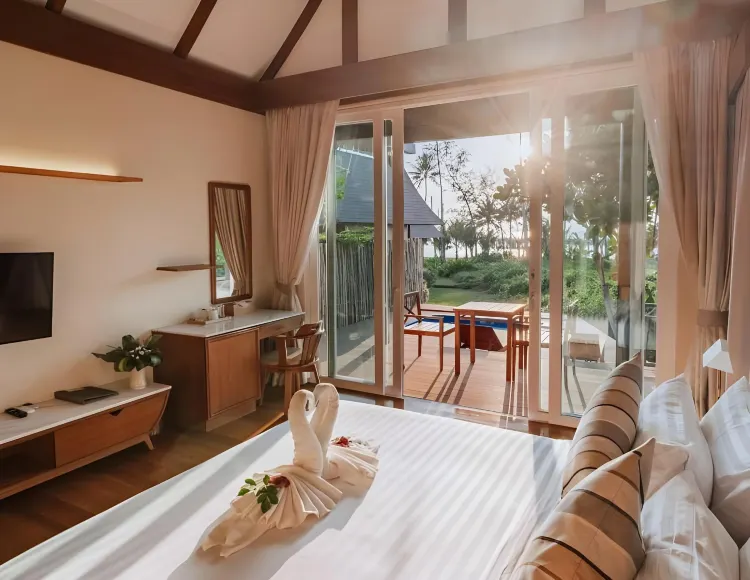 ห้องดีลักซ์เตียงใหญ่พร้อมสระว่ายน้ำและวิวทะเล