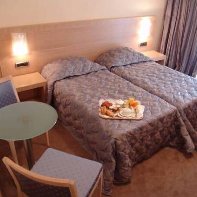 Comfort Triple Room Hôtel le Rocher Promo Code
