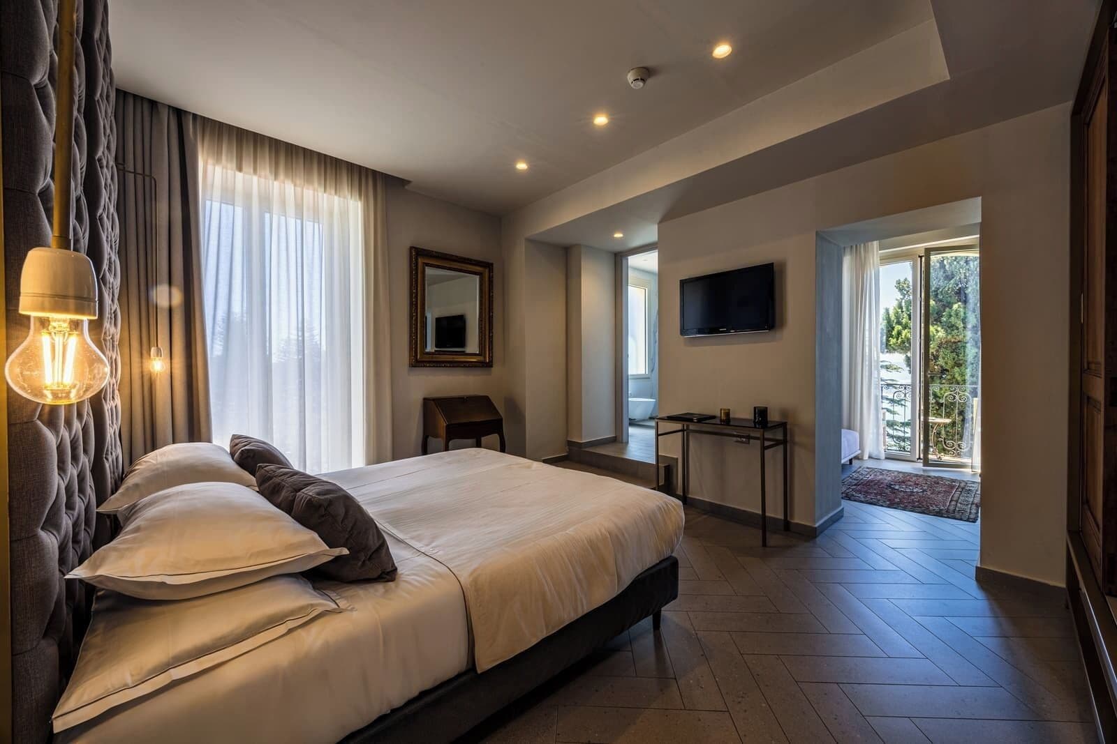 带阳台的山景小套间