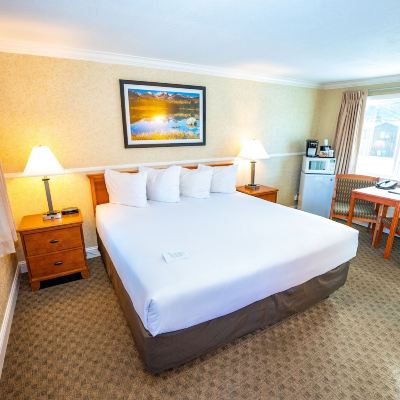 Superior Room, 1 King Bed, Refrigerator&Microwave, Mountain View Blue Door Inn Promo Code