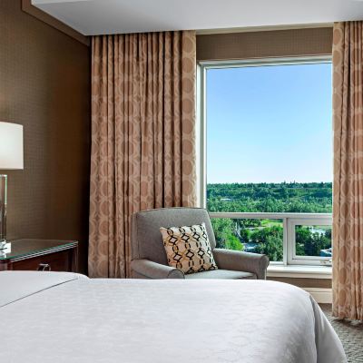 一臥室總統套房 - 位於俱樂部樓層 - 帶1張特大床和梳化床 卡爾加里克萊裡喜來登套房飯店優惠