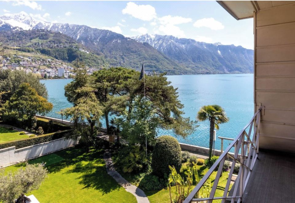 標準房帶陽臺，花園和湖景