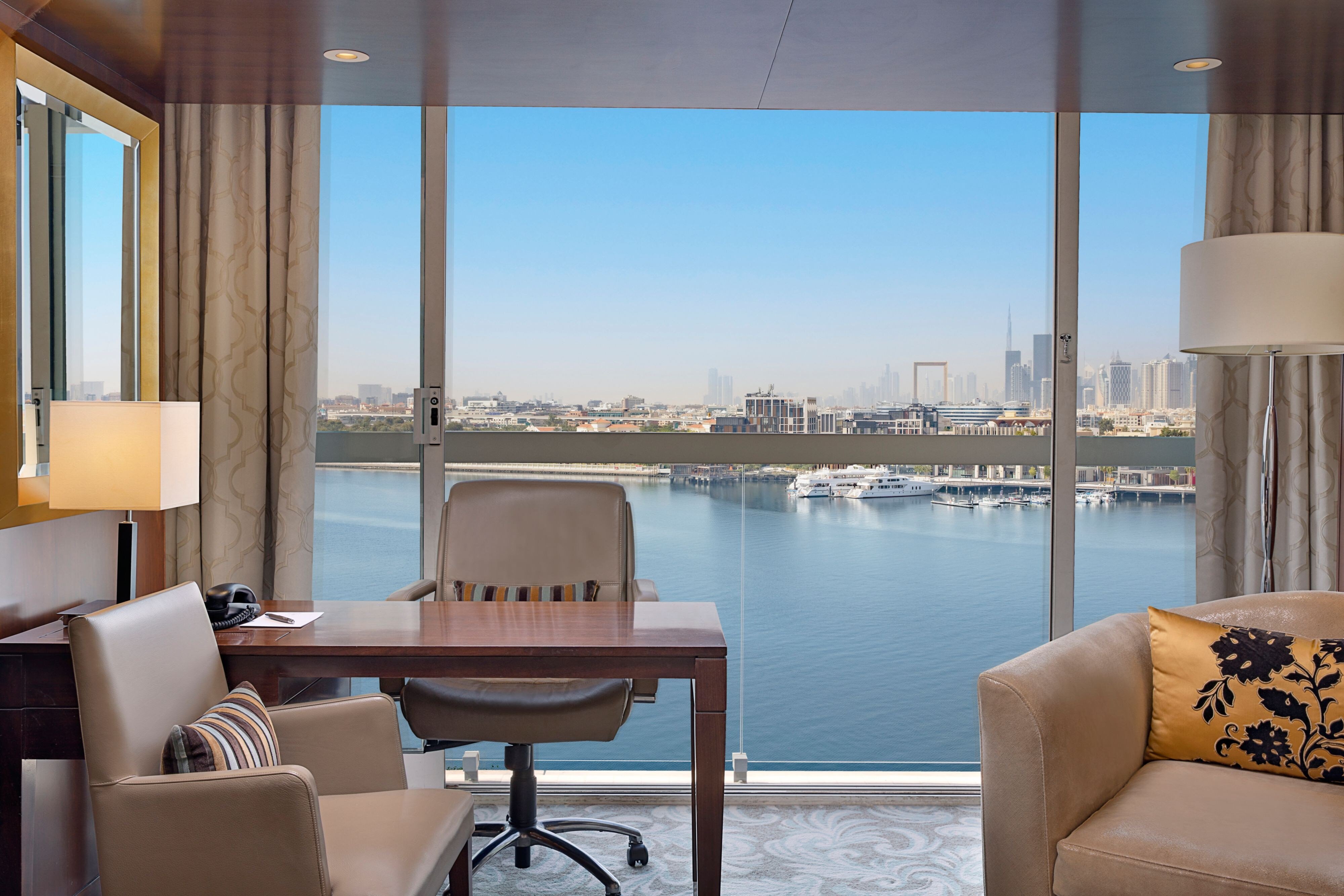 Sheraton Dubai Creek Hotel & Towers精致套房