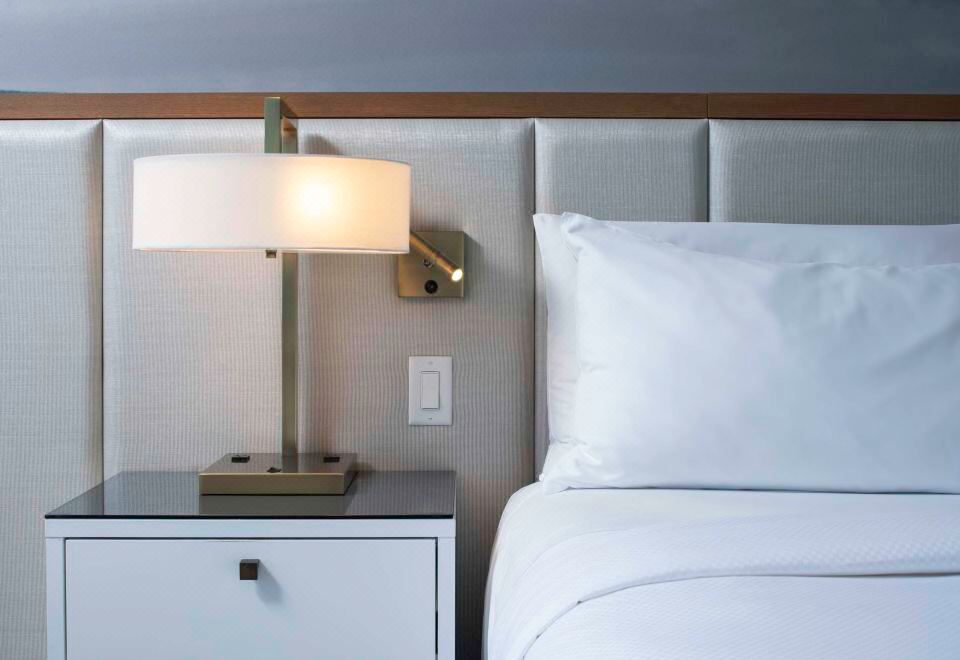 带浴缸的特大床房-行动/听力无障碍