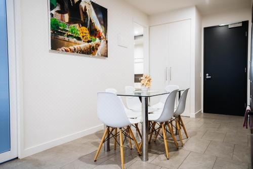 带阳台的两卧室公寓