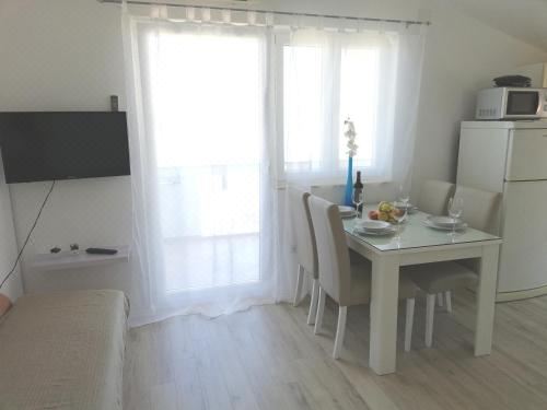 带露台的双卧室海景公寓