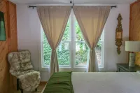 Charming 2Br Highlands Cottage with Cozy Fireplace, 3 Min to Main St & Dry Falls