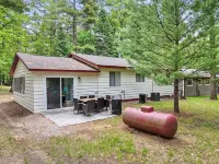 Charming 3-bedroom house with AC, WiFi, 🏓Ping-Pong, Foosball,🔥Firepit,🍔 Grill Hoteles en Municipio de Gerrish