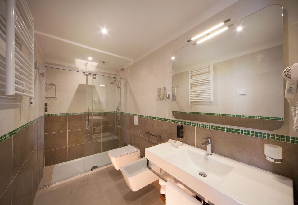 豪华三人房， 多张床