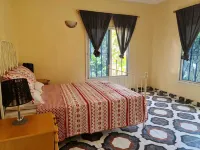 4 Bed House Sleeps 8 - Garden and Pets Welcome Ξενοδοχεία στην πόλη 