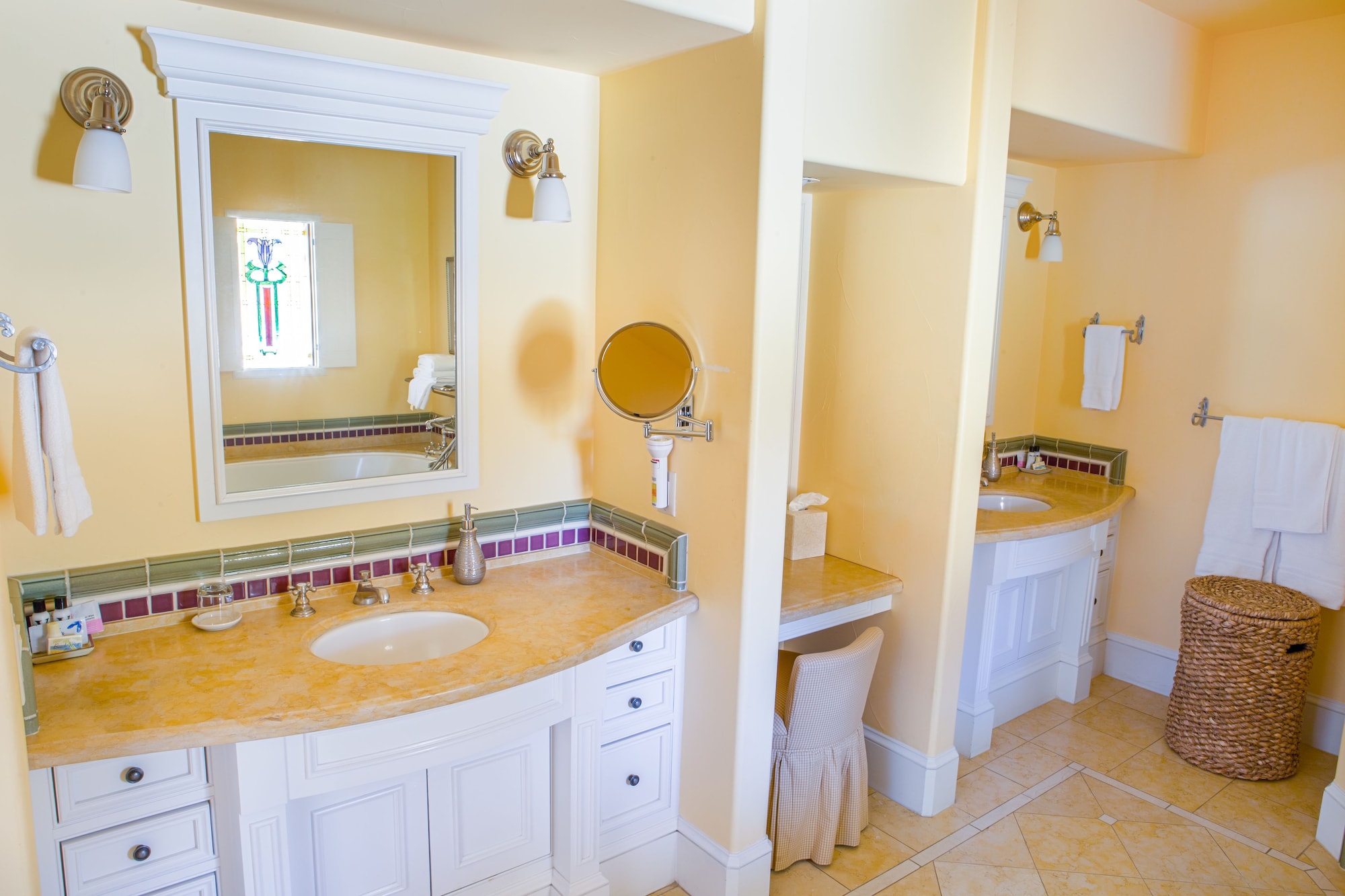 套房，1张特大床，葡萄园景观（Viognier）