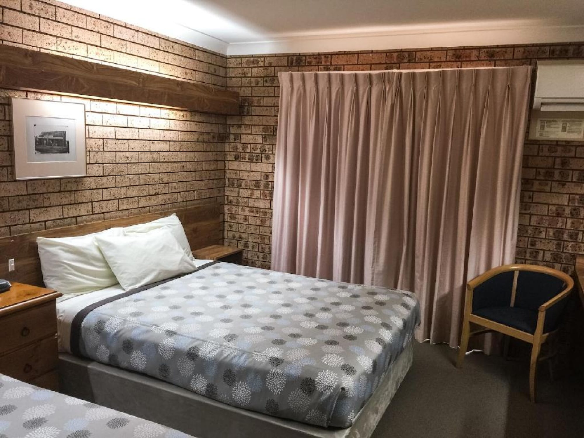 特大床加单人床