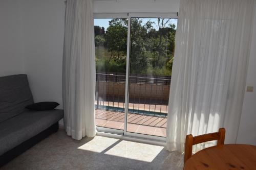 泳池景两卧室公寓 - 带阳台