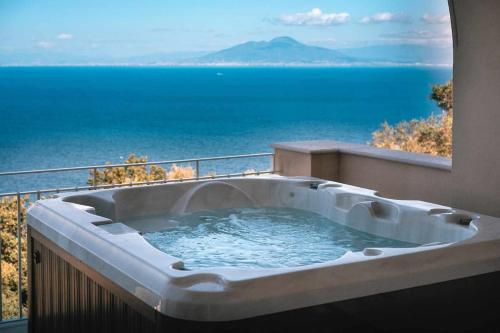 带海景和私人按摩浴缸的特大床公寓
