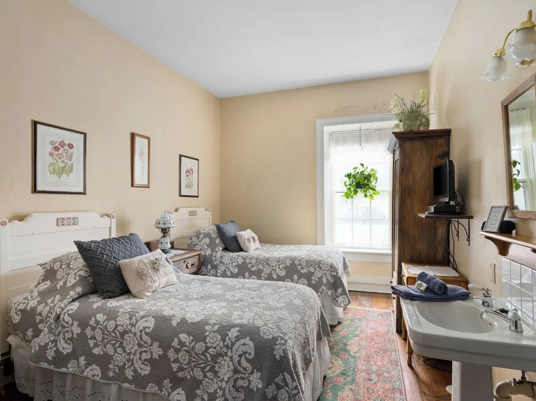 The Stagecoach Inn Bed & Breakfast And Five20 Social Stop - Cedarburg, WI