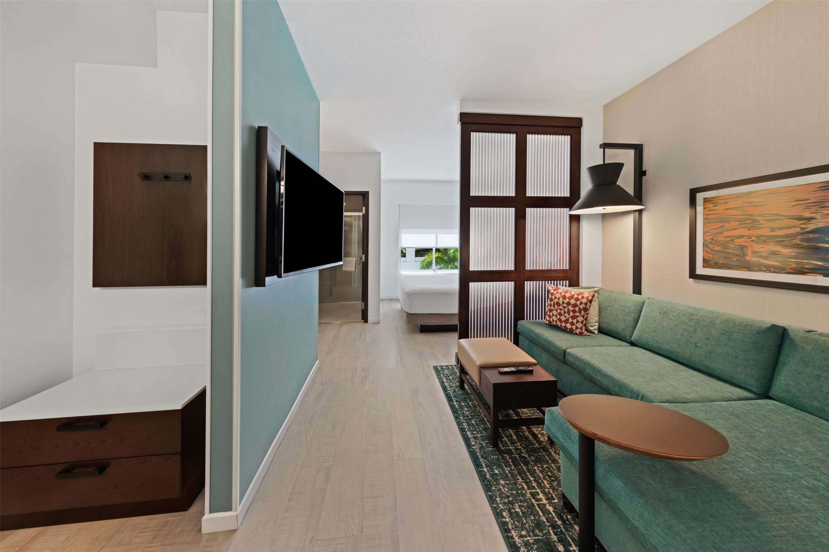 高楼层特大床房附梳化床