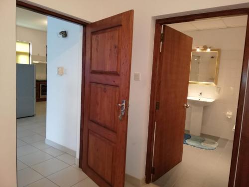 带阳台的两卧室公寓