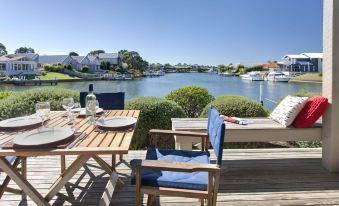 Captains Cove Resort - Waterfront Apartments