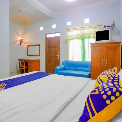 Economy Double Room SPOT ON 90100 Hotel Kediri Bandungan Promo Code