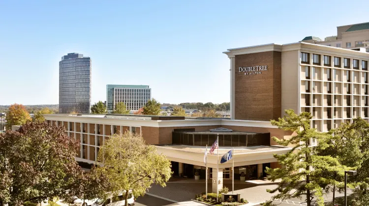 DoubleTree by Hilton McLean Tysons Exterior