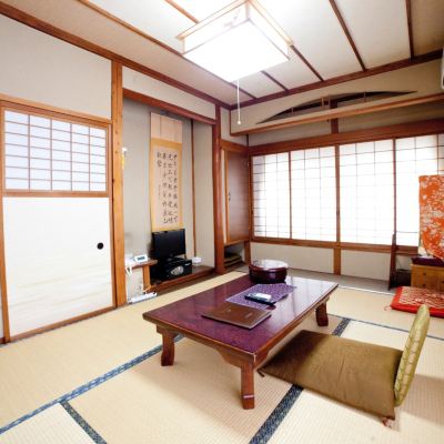 Ecnonmic Japanese Style Room with Shared Bathroom