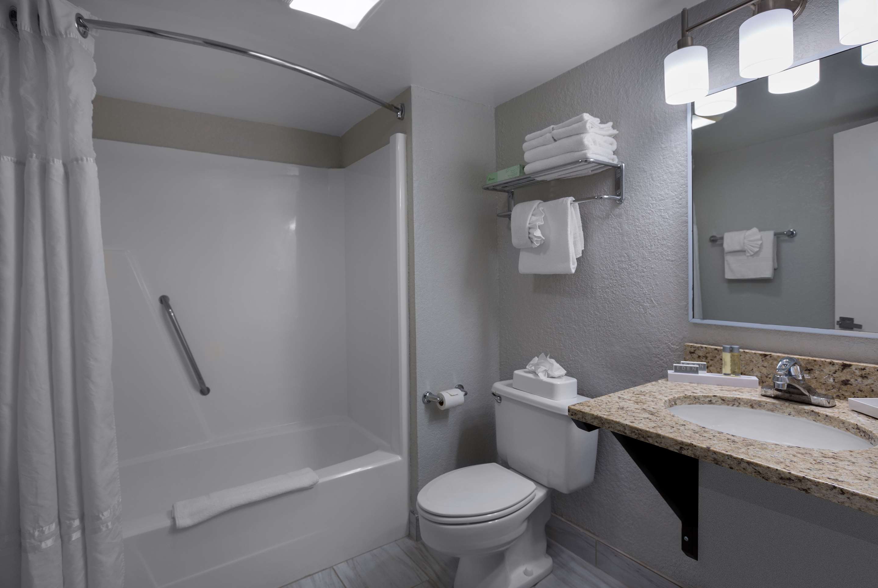 1张大床， 无烟， 西楼， 街对面， 带阳台， 街景， 微波炉和迷你冰箱