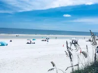 Beach Front/Heated Pool/Spa. Ocean Views, Umbrella+Lounger for Beach, Balconies Hotels in Crescent Beach