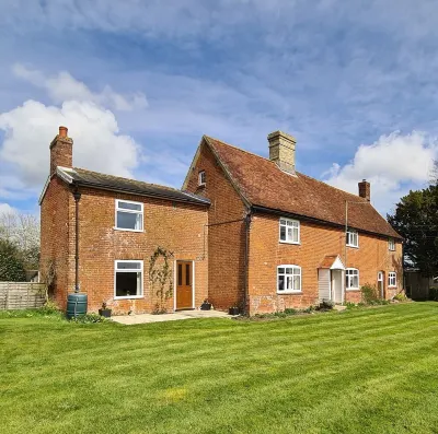 Tranquil Cottage adjoining rural farmhouse 5 miles from Suffolk Coast Hotel a 