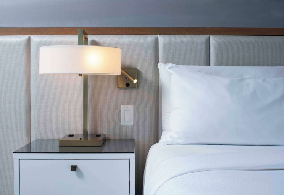 带浴缸的特大床房-行动/听力无障碍