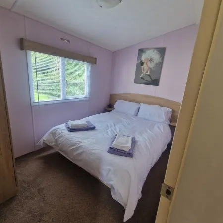 Lodge Sleeps 4 - Pet Friendly with Private Parking